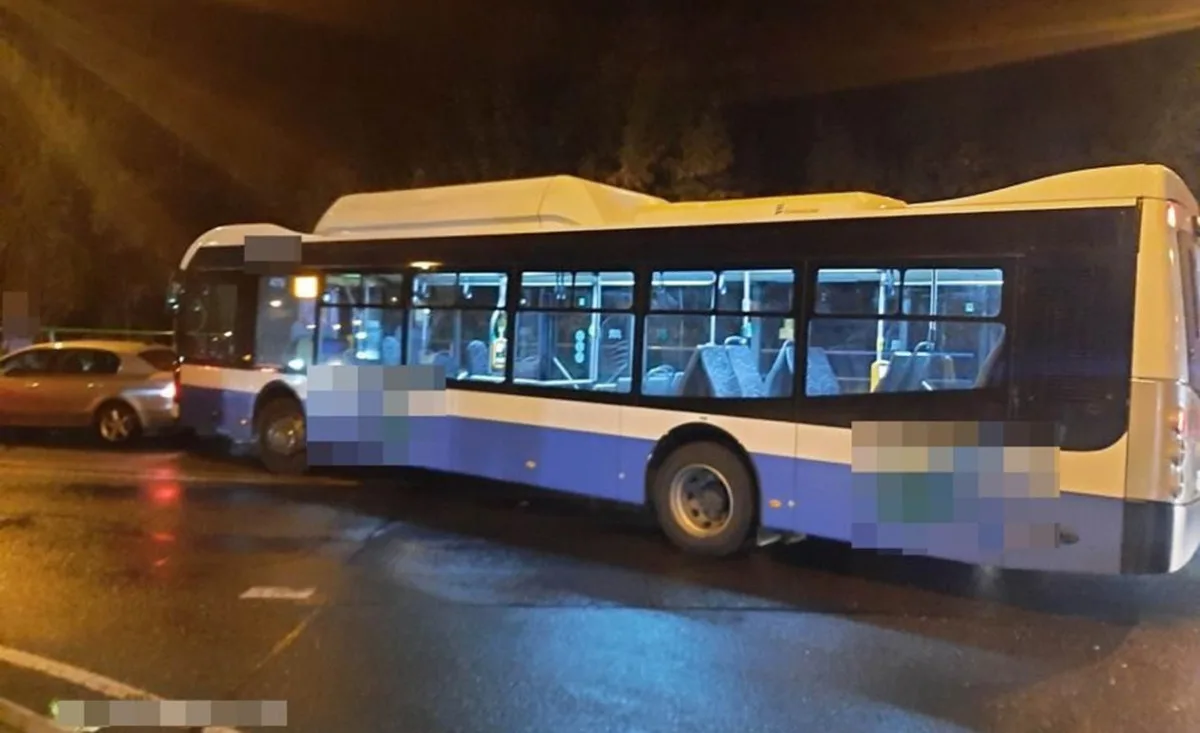 V Karlových Varech se srazilo osobní auto s autobusem. Policie hledá svědky. Foto: Se svolením Policie ČR