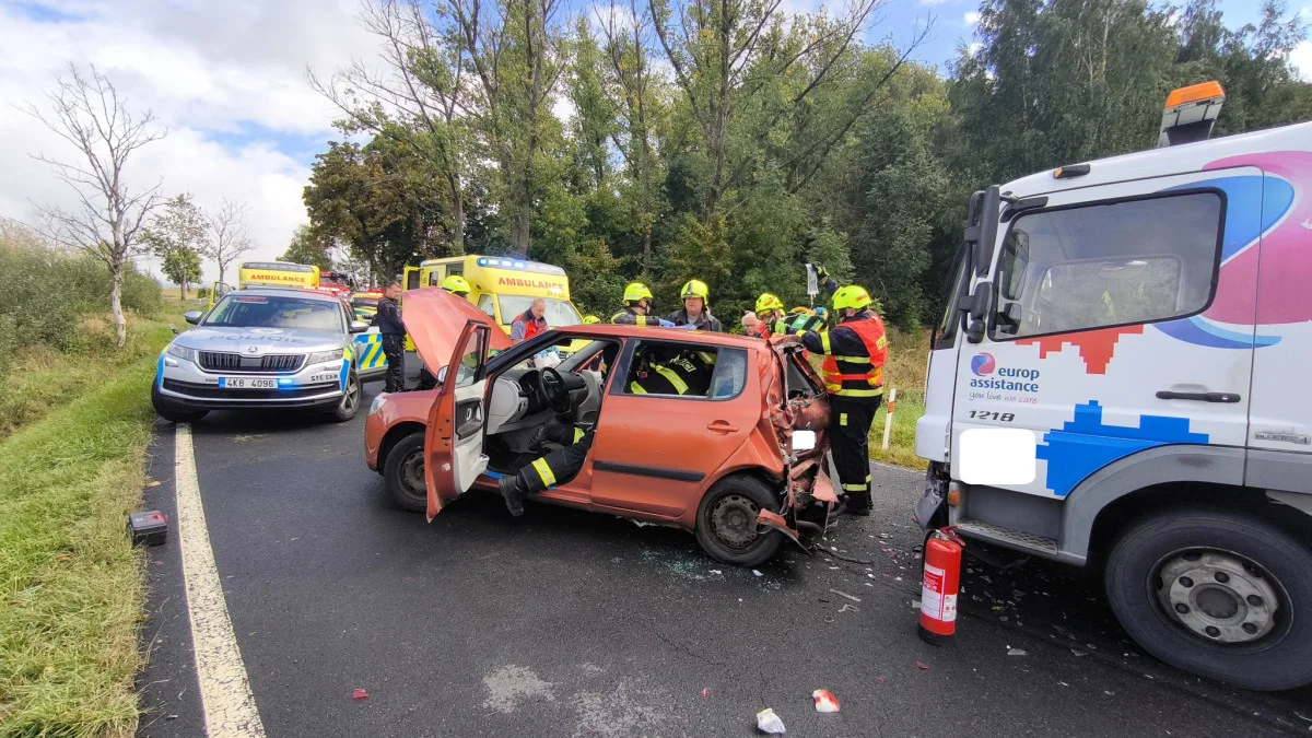 FOTO: U Hroznětína se při nehodě zranili tři lidé, letěly pro ně dva vrtulníky. Foto: Se svolením JSDH Ostrov