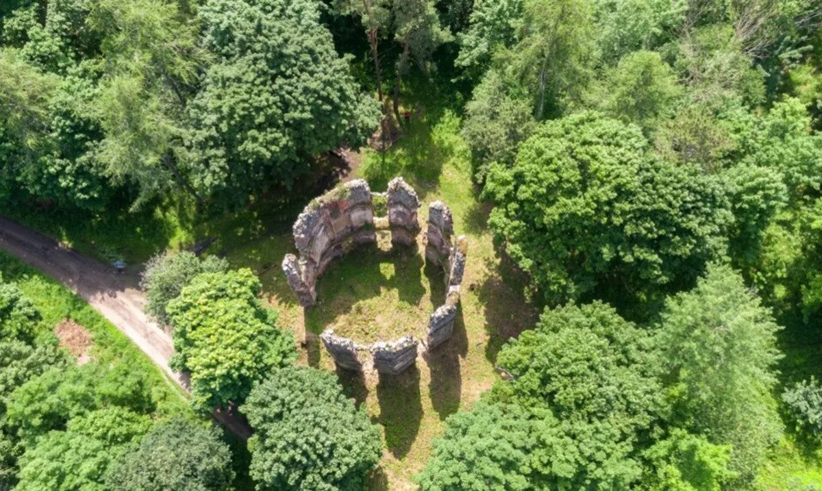 Rekonstrukce torza loveckého zámečku v Mořičově pokračuje, hotová bude v červnu. Foto: Se svolením IC Ostrov