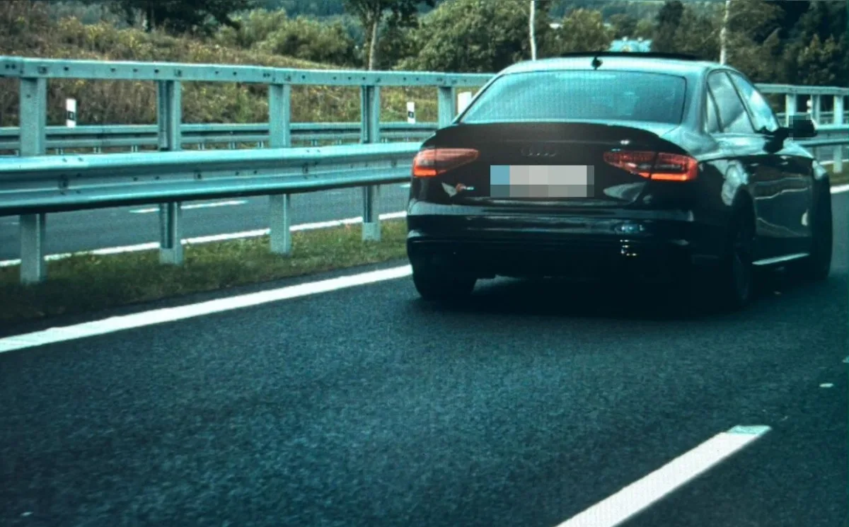 Řidič audi předjel dopravní policisty téměř dvoustovkou, tím jeho jízda skončila. Foto: Se svolením Policie ČR