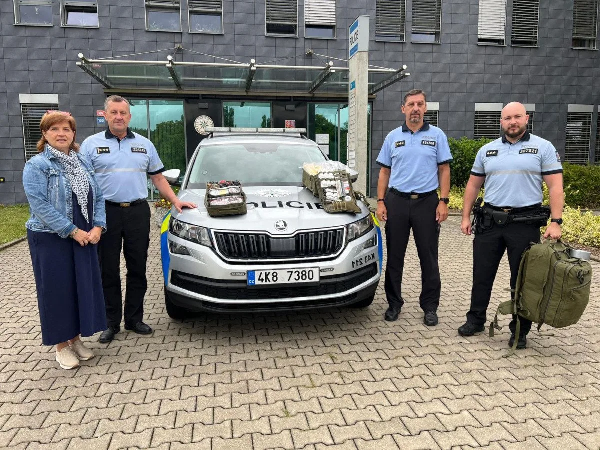 Policisté získali od Svazku obcí Doupovské hory nové záchranářské batohy.