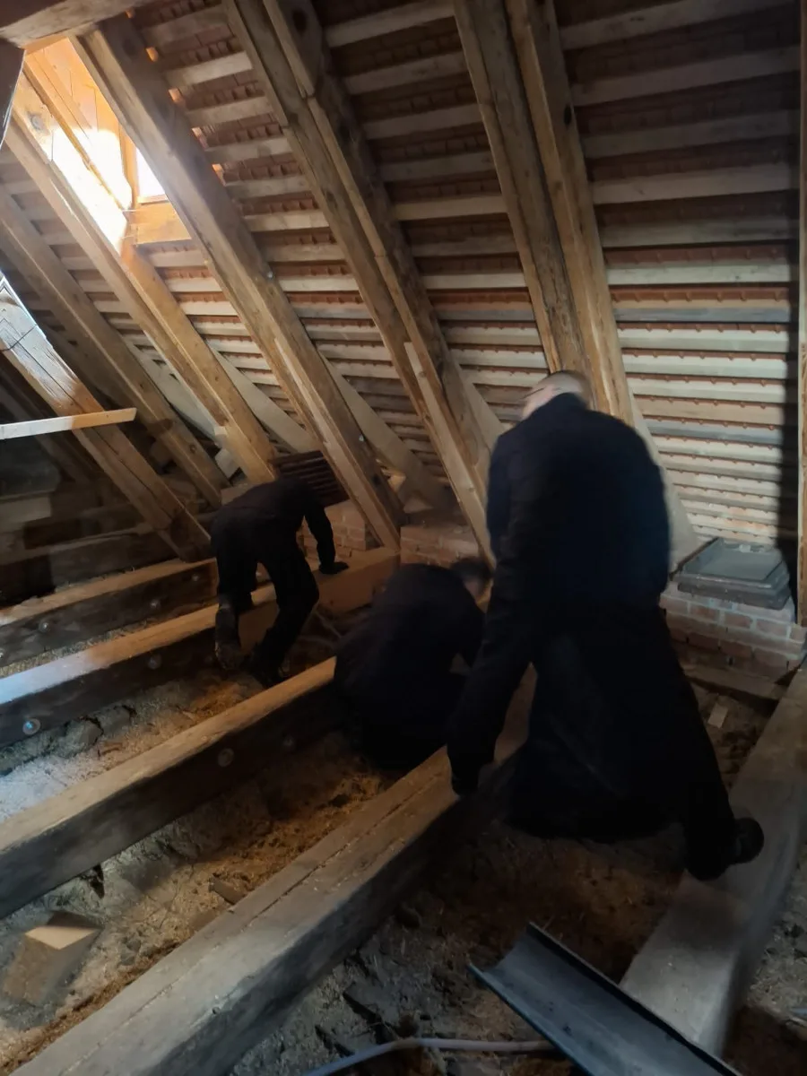 Odsouzení pomáhali na hradě Loket.