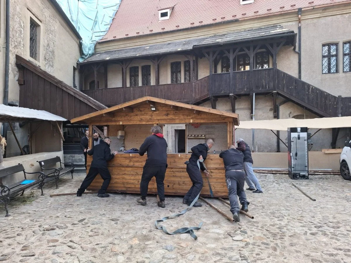 Odsouzení pomáhali na hradě Loket.
