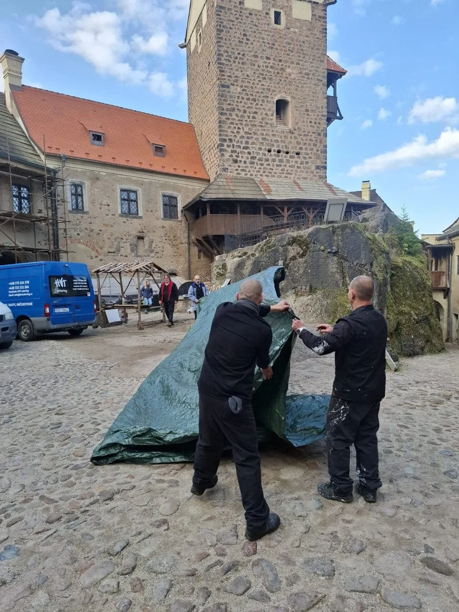 Odsouzení pomáhali na hradě Loket.