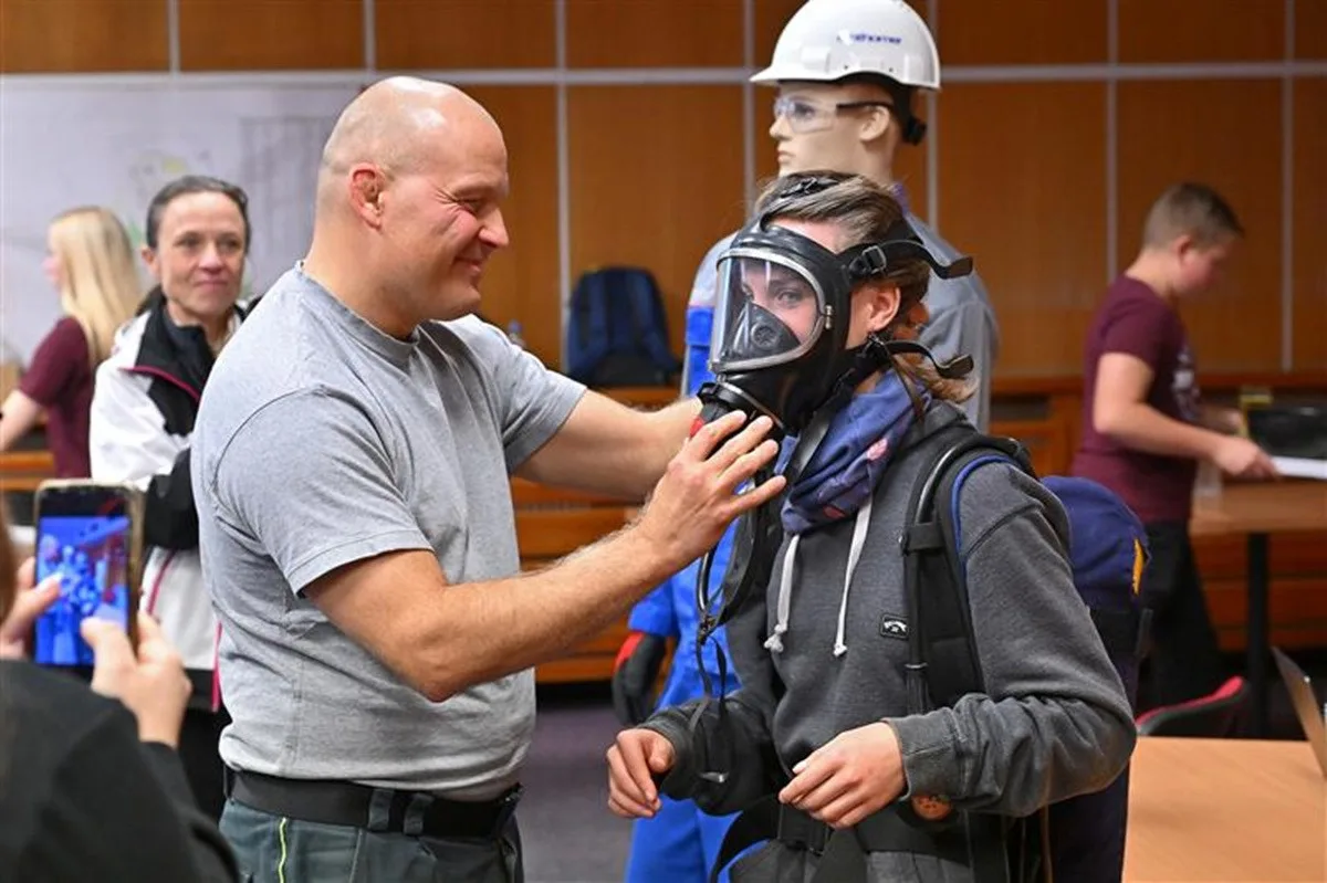 Sokolovští deváťáci se na jeden den proměnili v superhrdiny, byli v chemičce. Foto: Se svolením města Sokolov