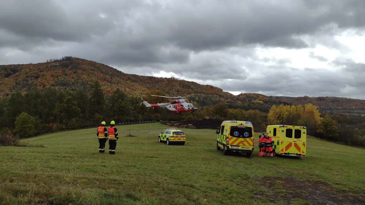 Nehoda na Karlovarsku se třemi zraněnými zastavila provoz na silnici první třídy. Foto: Se svolením HZS Karlovarského kraje