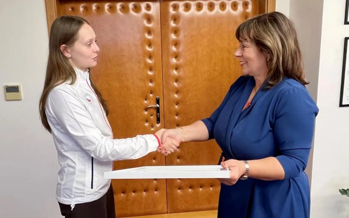 Radní Žáková ocenila talentovanou střelkyni Annu Miřejovskou.