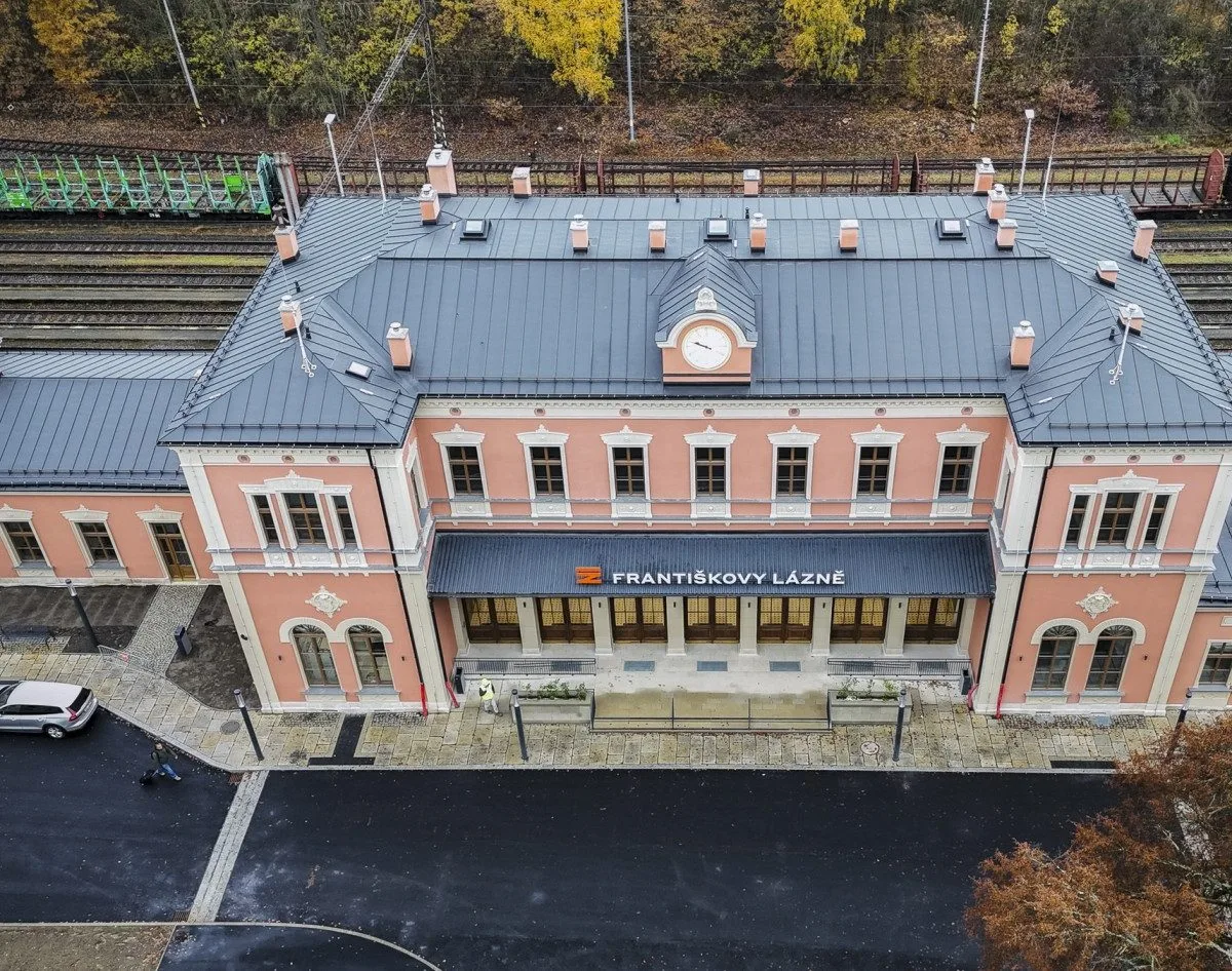 Po rekonstrukci za čtvrt miliardy se otevřelo nádraží ve Františkových Lázních.