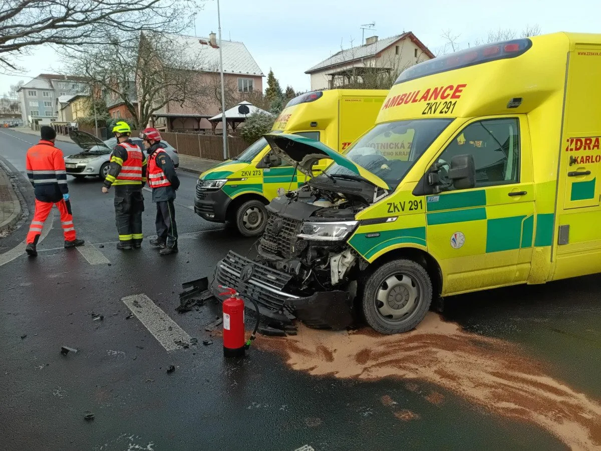 FOTO: V Chebu se při nehodě sanitky a auta zranilo šest lidí, z toho čtyři děti