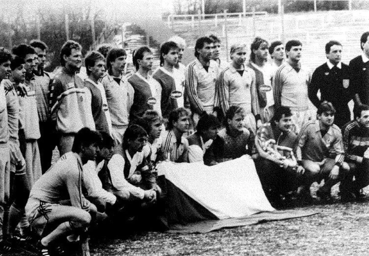 Události listopadu 1989 zasáhly i fotbal. Utkání mezi Slavií a Chebem se nehrálo. Foto: SK Slavia Praha