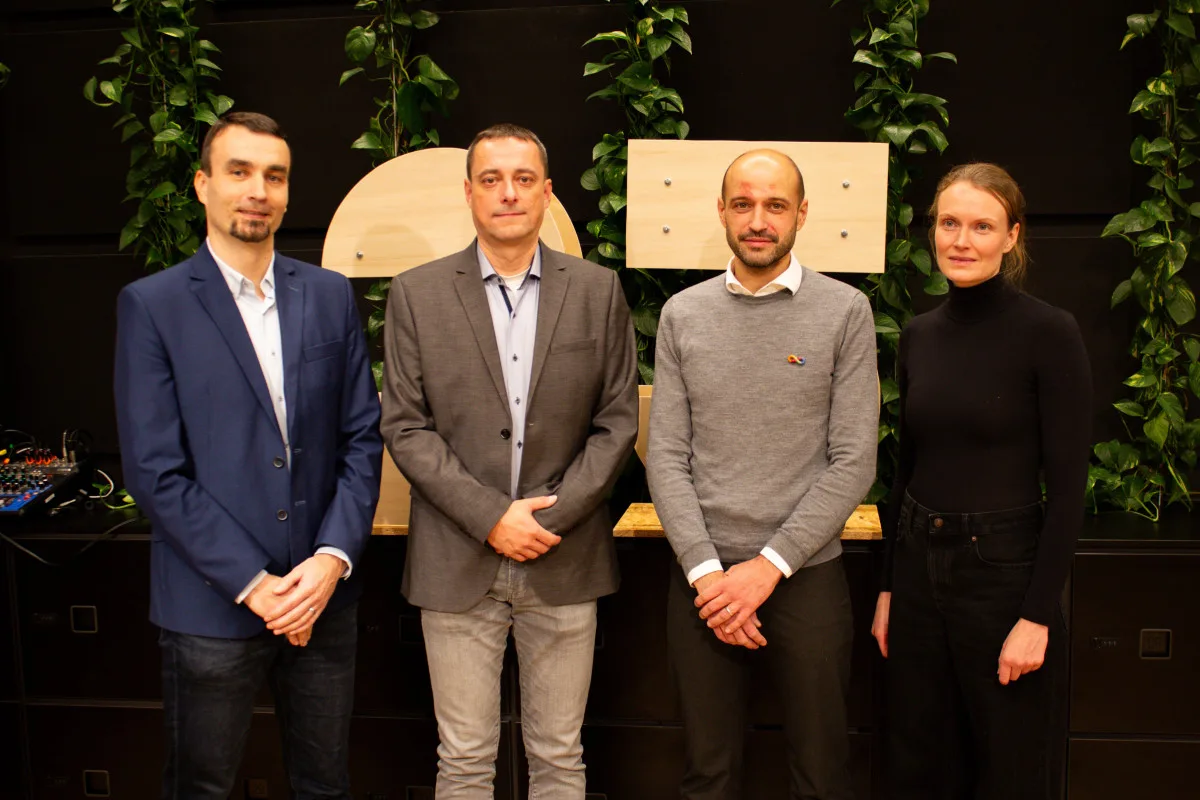 Autoři chytré obuvi a rukavic se zástupci projektu nextdrop (Radek Soukup, Petr Kašpar, František Mach, Petra Drexler)