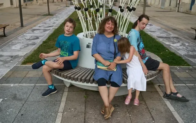 Krvácení do mozku upoutalo maminku tří dětí k lůžku, kolegové pro ni založili sbírku