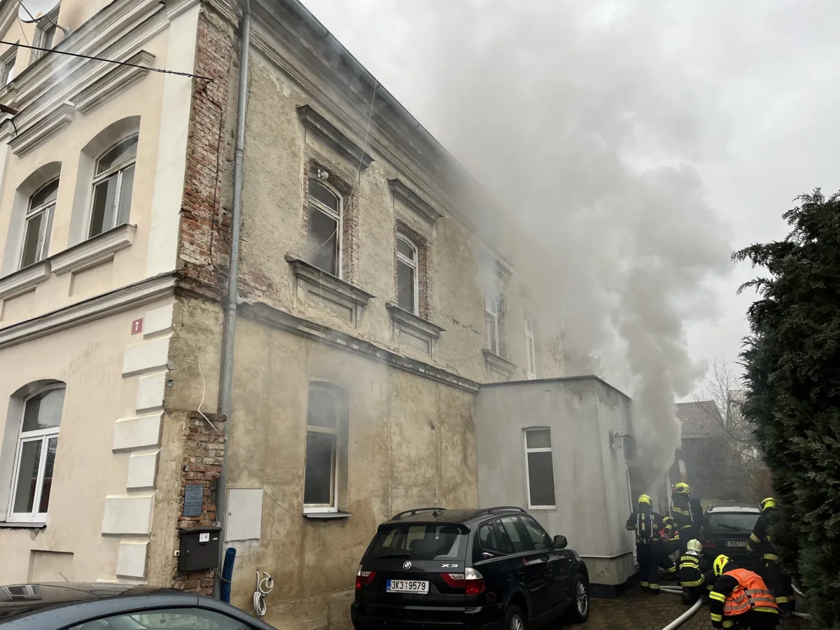 Na Chebsku při požáru rodinného domu zemřel muž.