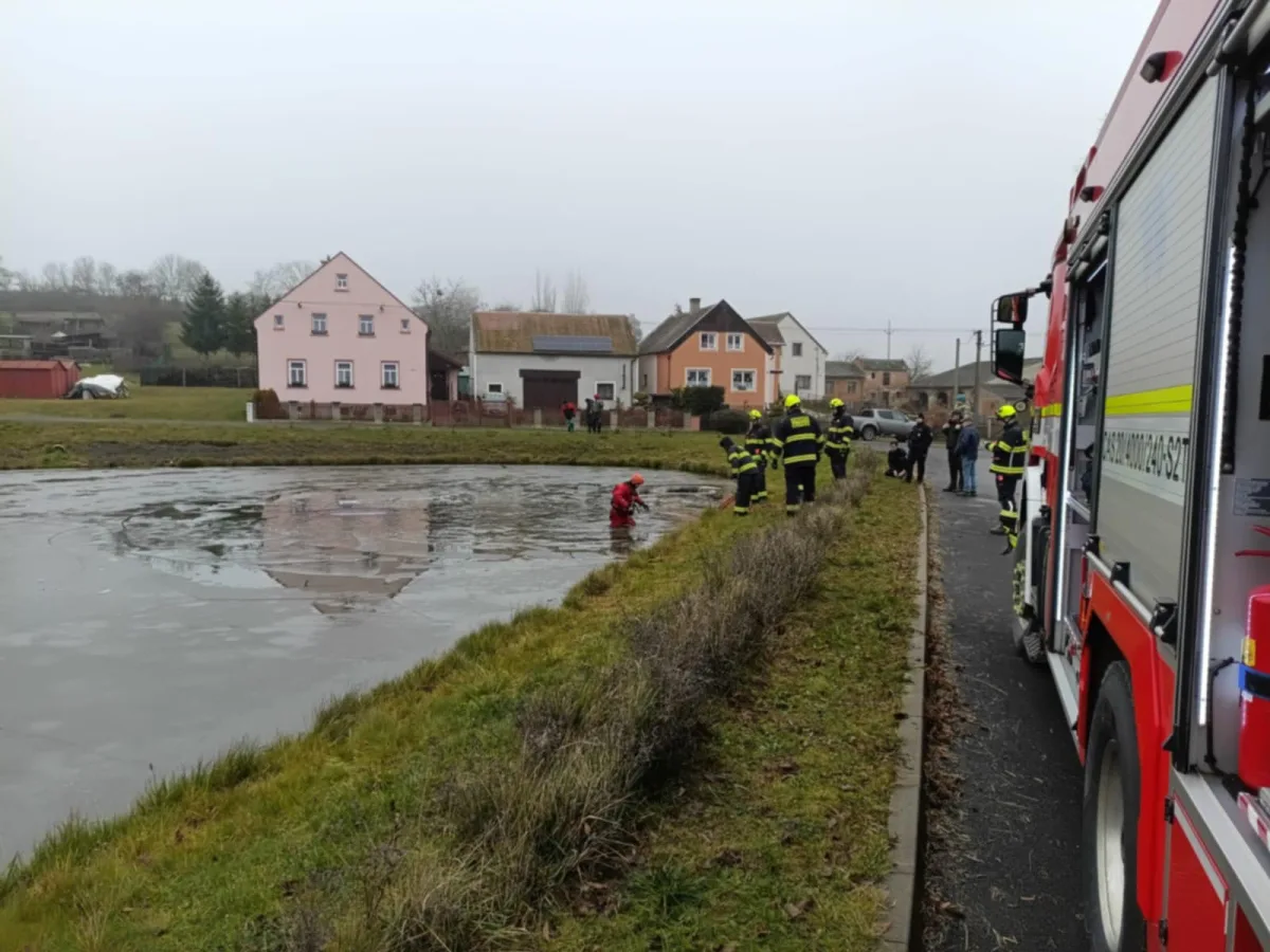Auto sjelo v Pšově u Žlutic do rybníka, řidičce pomohl pohotový svědek.