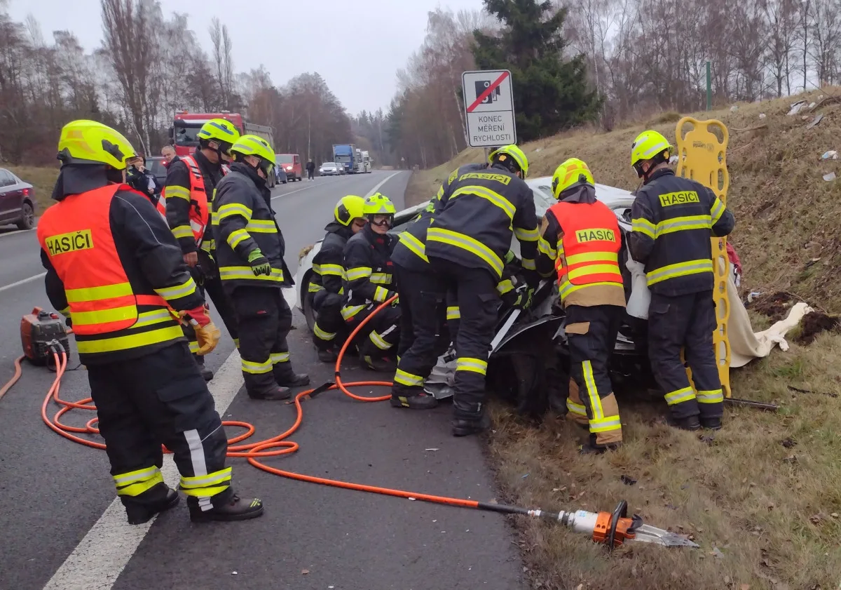 Nehoda kamionu a osobního auta u Olšových Vrat uzavřela silnici I/6.