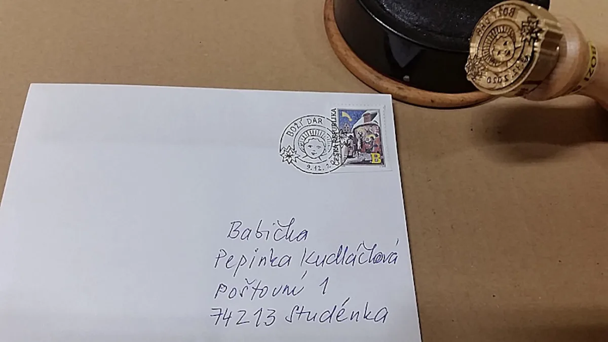 Vánoční pošta na Božím Daru už orazítkovala desítky kilogramů zásilek