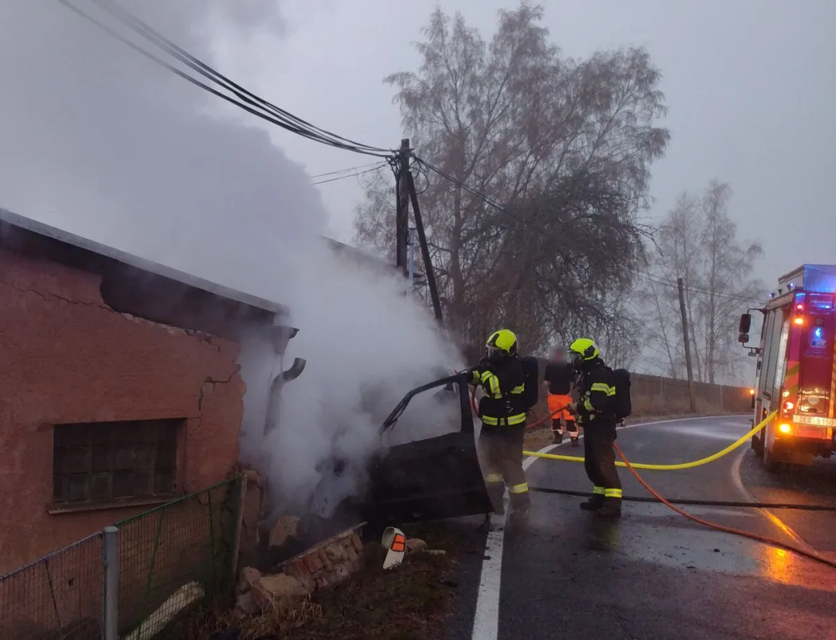 Auto narazilo v Černavě u Nejdku do domu, po nárazu začalo hořet.
