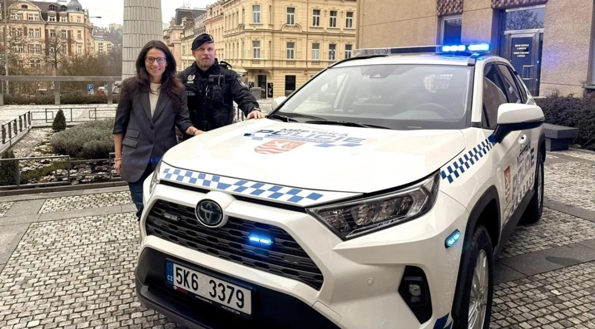 FOTO: Karlovarští strážníci mají nové vozidlo, je to hybridní Toyota RAV4. Foto: Se svolením MP Karlovy Vary