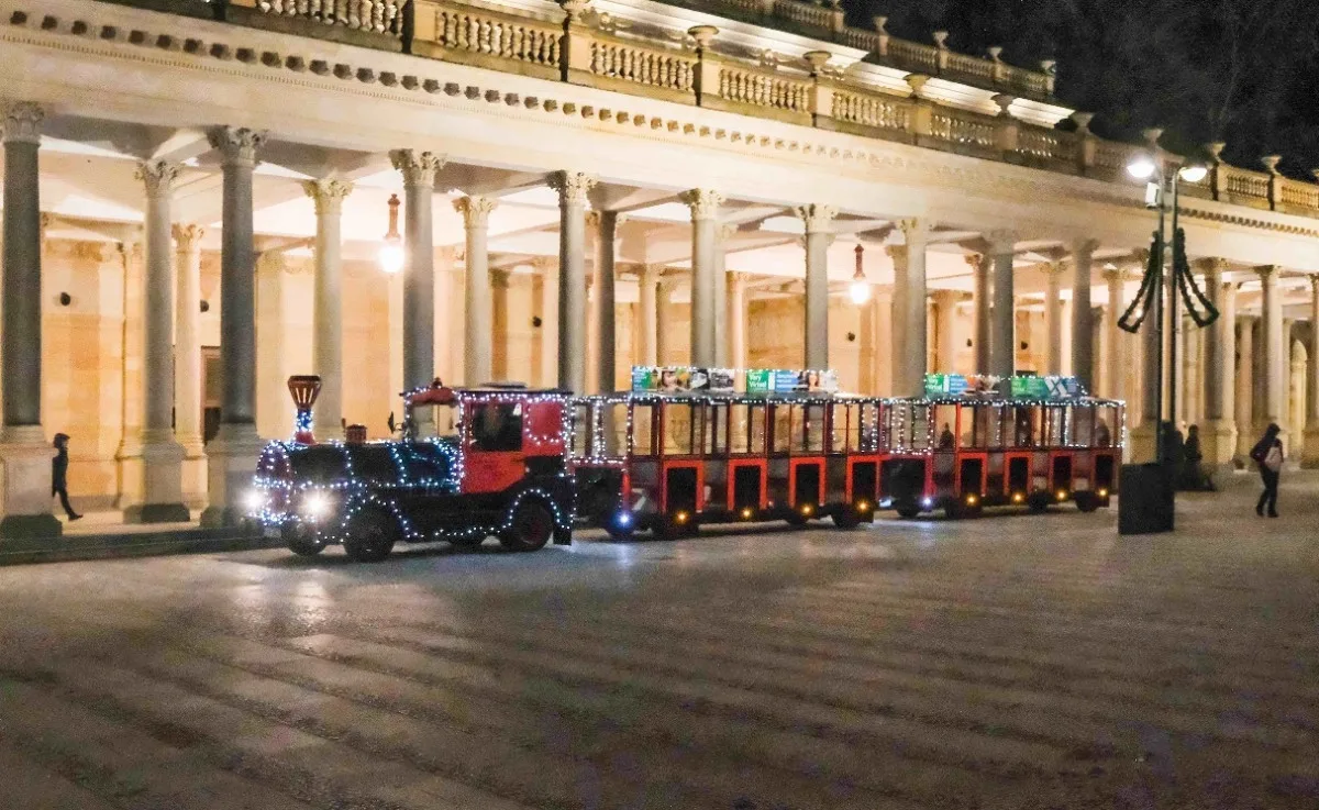 Karlovými Vary jezdí vánoční vláček, děti do pěti let vozí zdarma. Foto: Se svolením Dopravního podniku Karlovy Vary