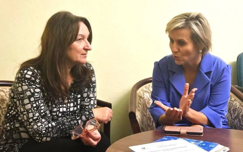 Ludmila Vocelková (vlevo) v rozhovoru s Janou Mračkovou Vildumetzovou. Foto: Se svolením Karlovarského kraje