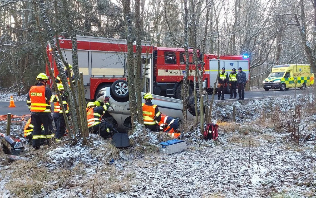 Řidičku zaklíněnou v převráceném autě vyprošťovali hasiči u Bochova.