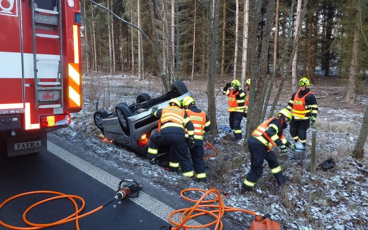 Řidičku zaklíněnou v převráceném autě vyprošťovali hasiči u Bochova.