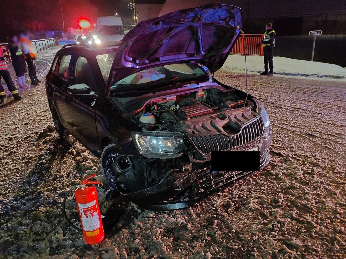 Hasiči řešili během pondělí a noci na úterý devět dopravních nehod.