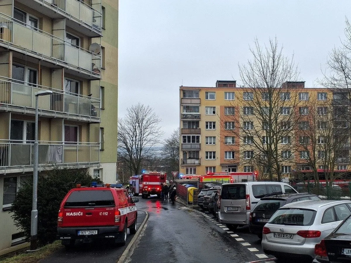 Požár bytu v Sokolově, lidé byli evakuováni.