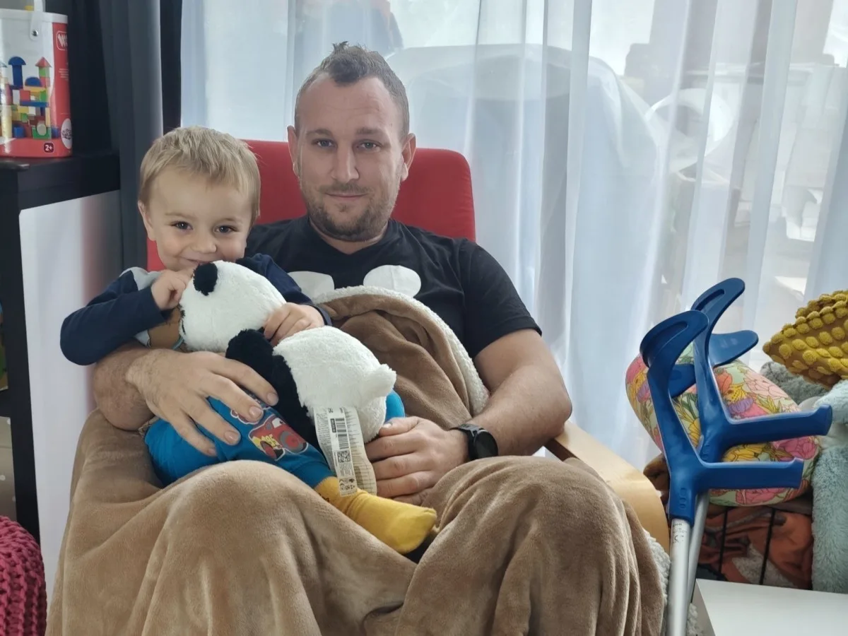 Nechci, aby si mě syn pamatoval jako nemocného. Petr shání peníze na nákladnou operaci