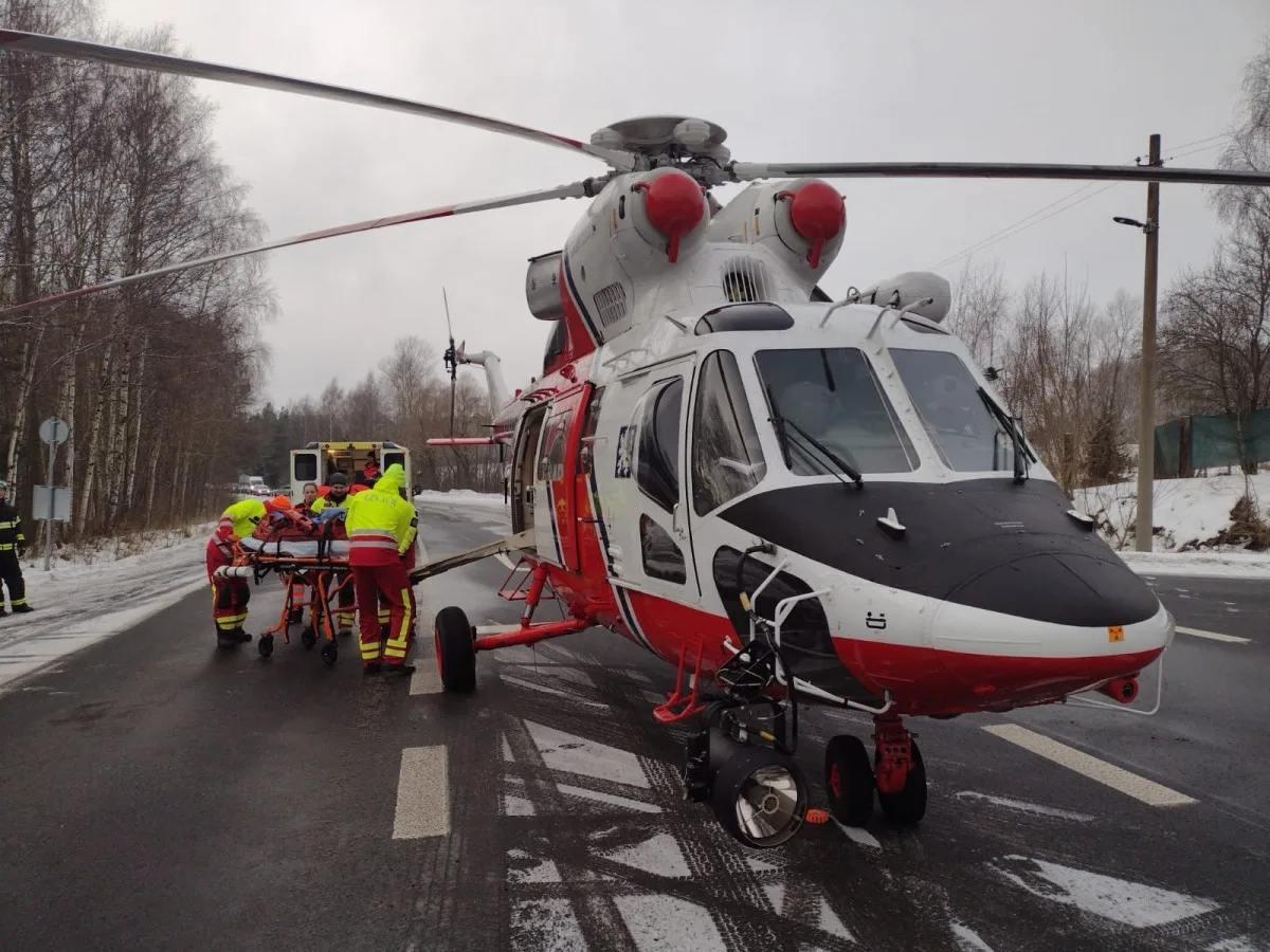 Nehoda osobního auta zastavila provoz u Boučí na Sokolovsku, přistával tam vrtulník. Foto: Se svolením HZS Karlovarského kraje