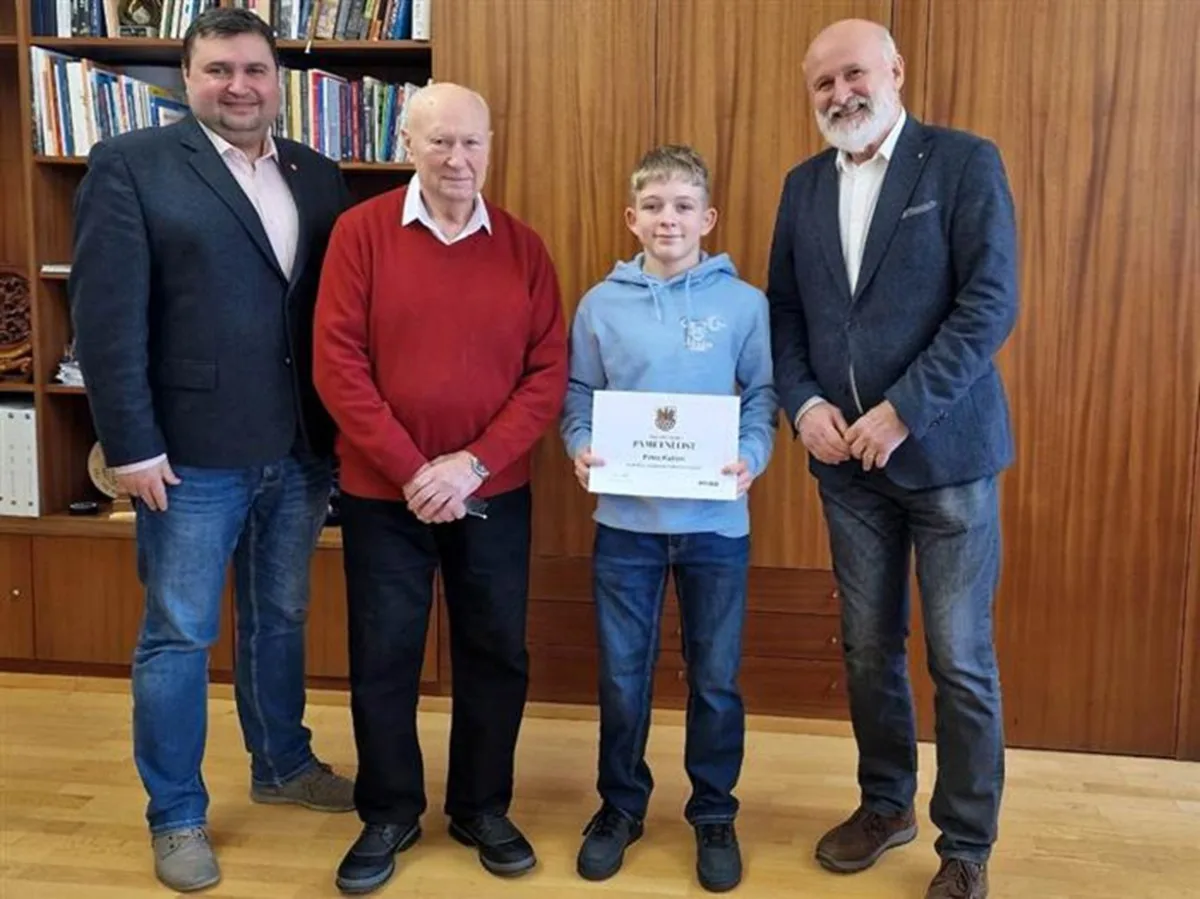 Na snímku jsou zprava: starosta Jan Vrba, Petr Kaša, trenér Miroslav Vrbka a místostarosta Pavel Pagáč. Foto: Se svolením města Cheb