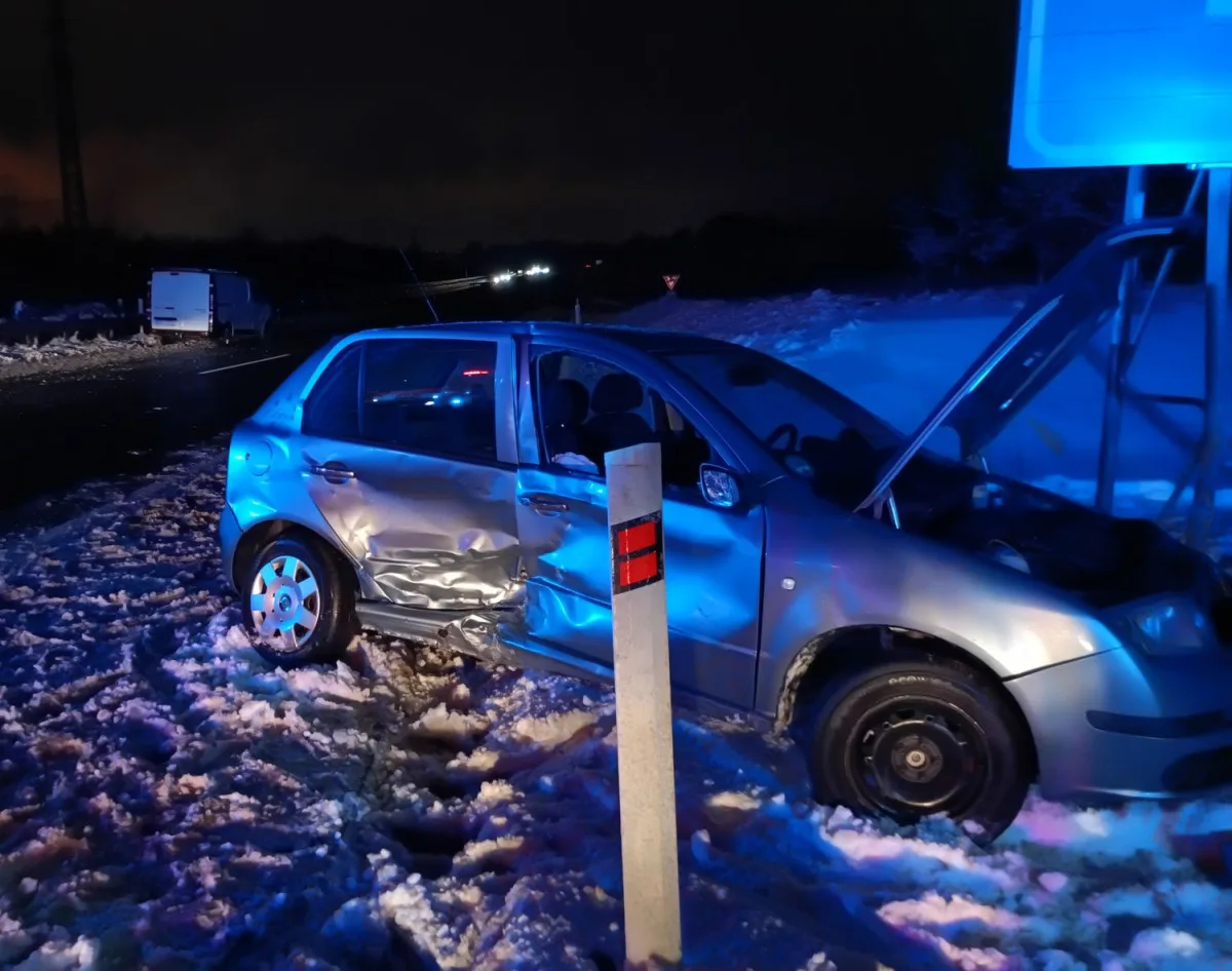 FOTO: Počasí komplikuje provoz. U Šemnice na Karlovarsku zemřel po nehodě řidič auta
