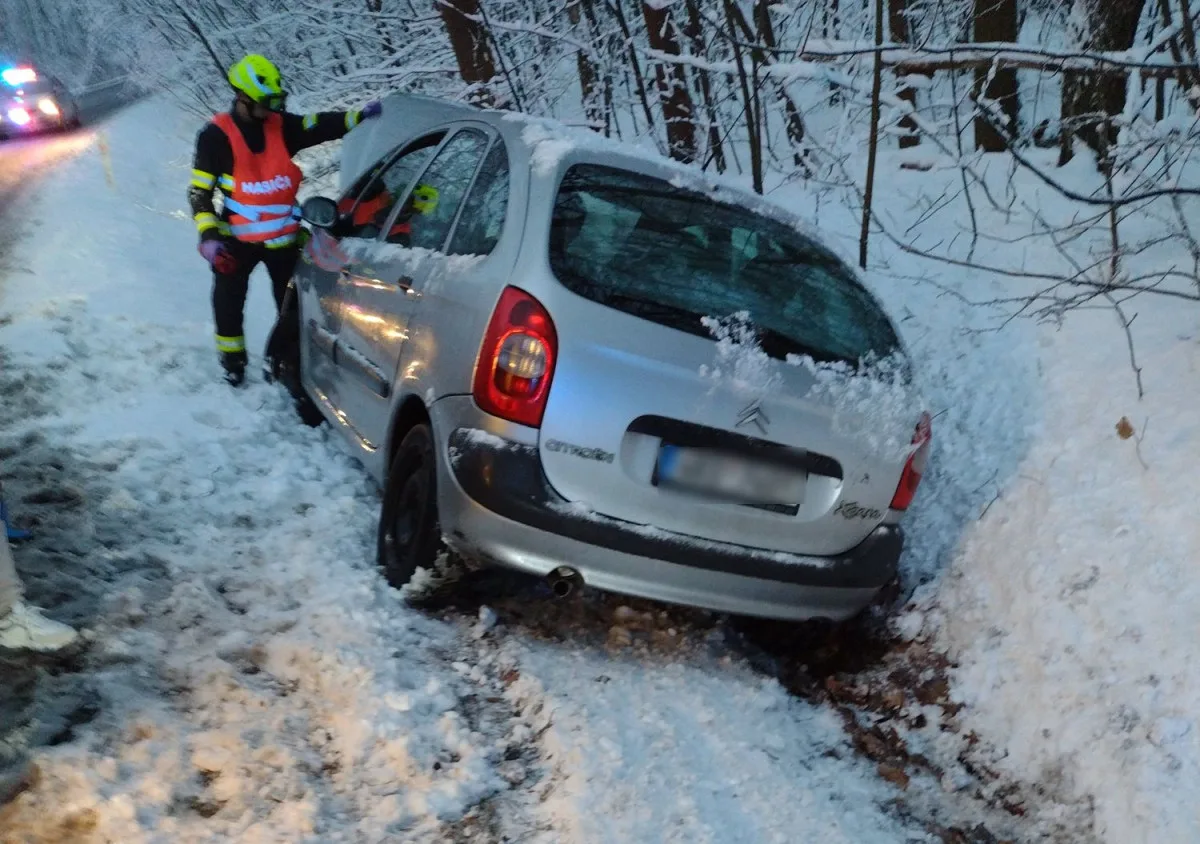 FOTO: Počasí komplikuje provoz. U Šemnice na Karlovarsku zemřel po nehodě řidič auta