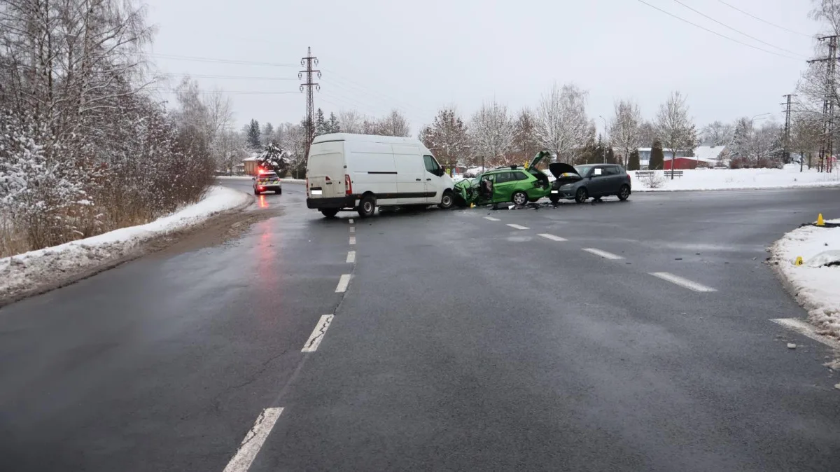 Nehoda tří aut ve Vintířově skončila zraněním, policie hledá svědky.