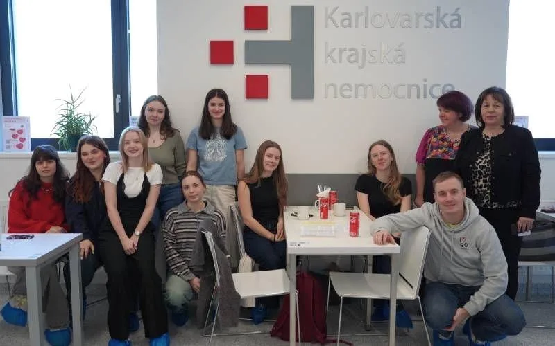 Plnoletí studenti Gymnázia Ostrov opět darovali krev.