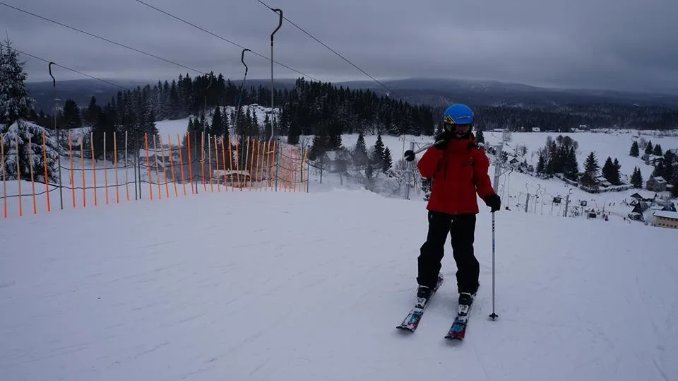 Přemrzlý sníh na krušnohorských svazích zvyšuje riziko úrazů, říká horská služba