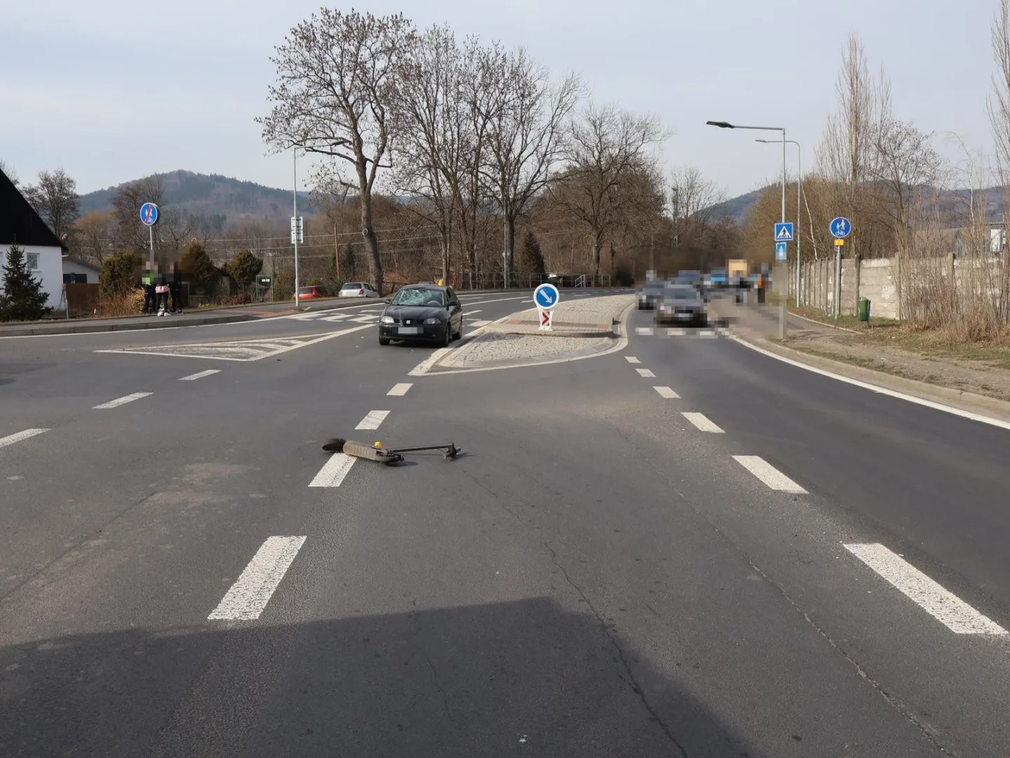 Policie hledá svědky střetu auta a elektrokoloběžky u Ostrova. Žena skončila v nemocnici.