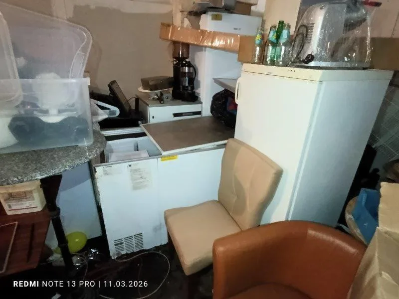 Zápach po moči, nedopalky i pneumatiky. Inspektoři zavřeli část zázemí restaurace v Mariánských Lázních.