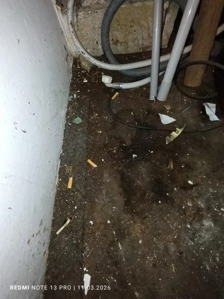 Zápach po moči, nedopalky i pneumatiky. Inspektoři zavřeli část zázemí restaurace v Mariánských Lázních.