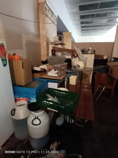 Zápach po moči, nedopalky i pneumatiky. Inspektoři zavřeli část zázemí restaurace v Mariánských Lázních.