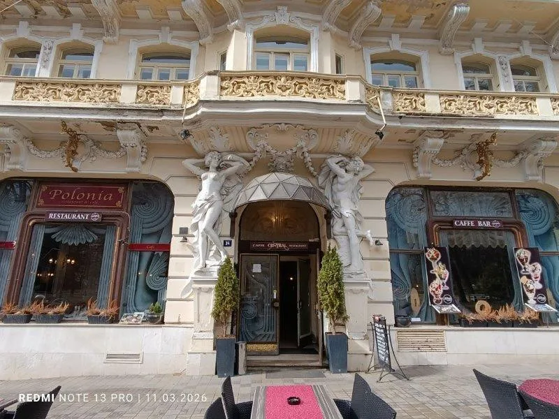 Zápach po moči, nedopalky i pneumatiky. Inspektoři zavřeli část zázemí restaurace v Mariánských Lázních.