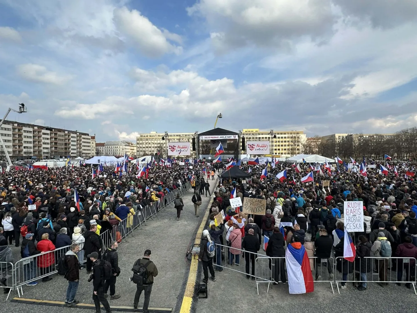 Protivládní demonstrace Milionu chvilek zaplnila Letnou, dorazily desítky tisíc lidí