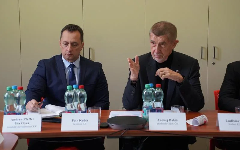 Premiér Babiš navštívil Karlovarský kraj, zaměřil se na zdravotnictví i záchranný systém