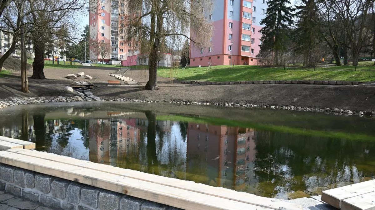 Drahovický rybníček v Karlových Varech se proměnil, otevře se v květnu.