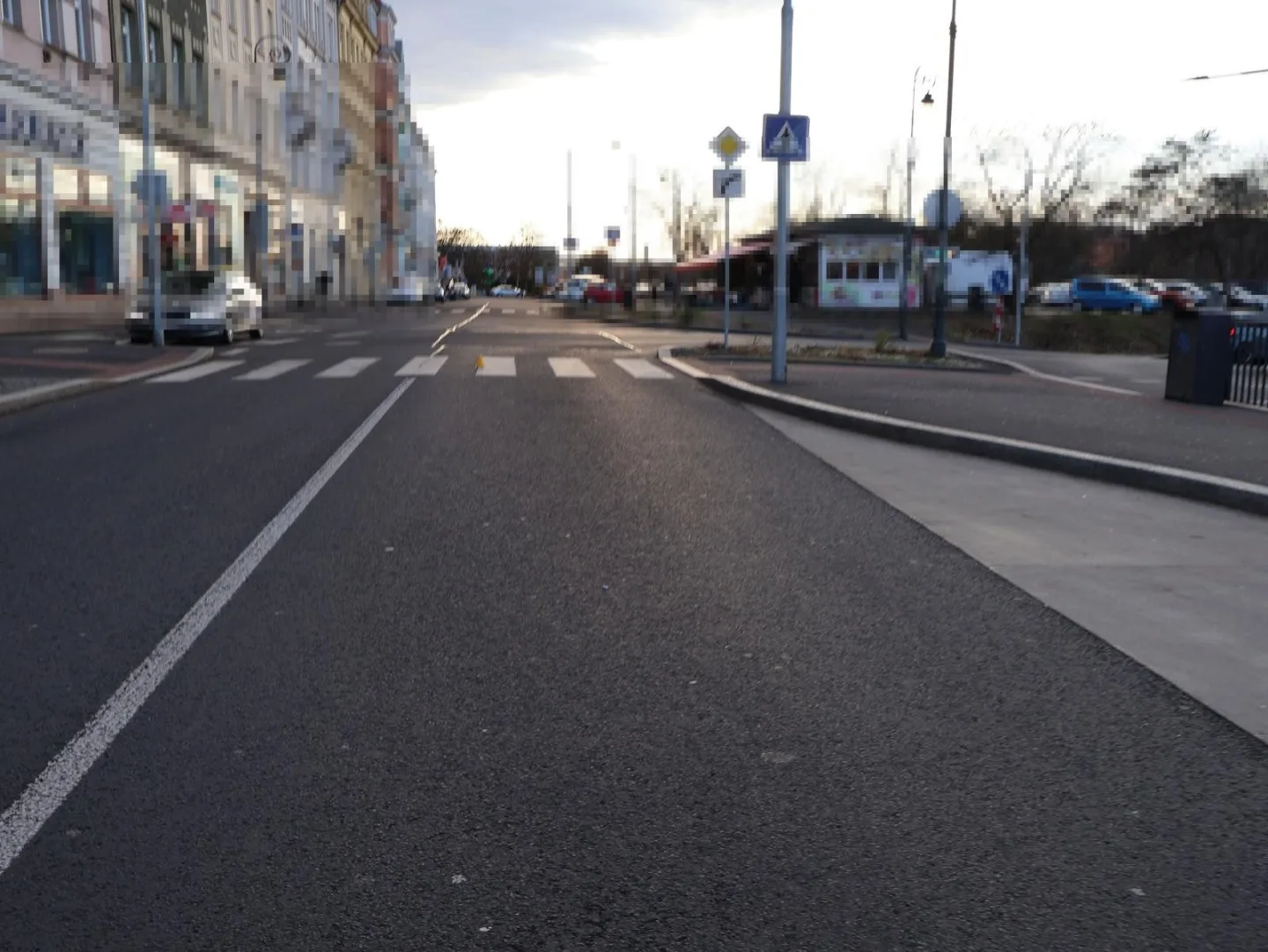 Řidič srazil chodce na přechodu v Karlových Varech a ujel. Policie hledá svědky