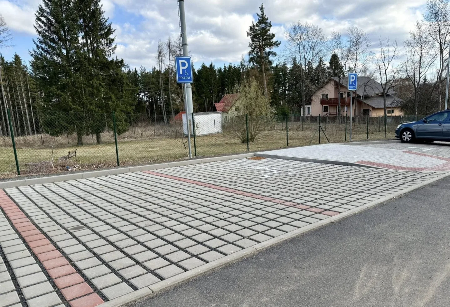 Karlovy Vary dokončují nové parkoviště u hvězdárny v Hůrkách