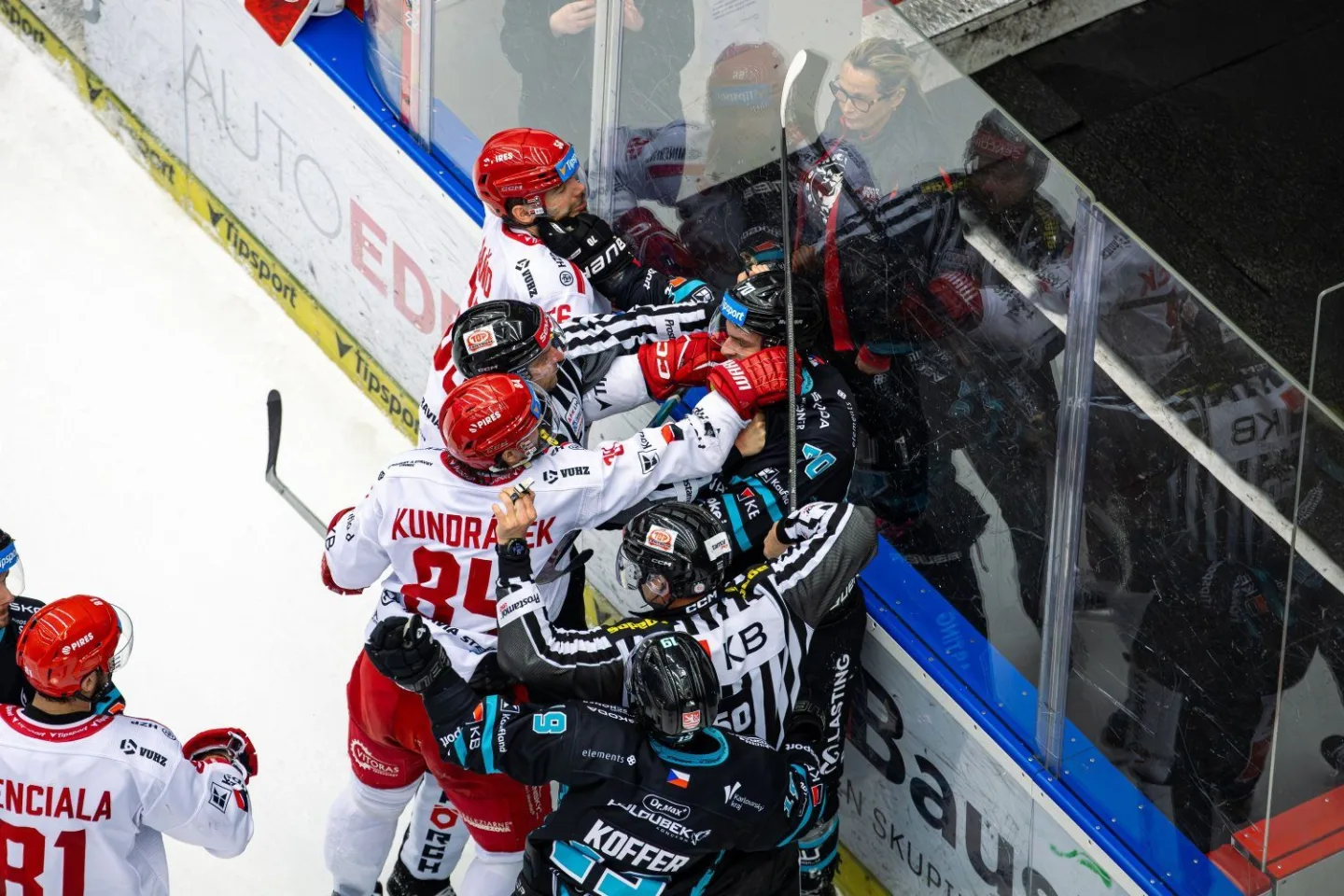Hokejisté Karlových Varů porazili Třinec 3:0 a snížili stav semifinále na 1:3.