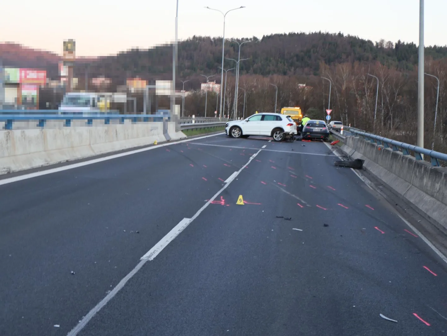 V Karlových Varech se srazila dvě auta, dva lidé skončili v nemocnici.
