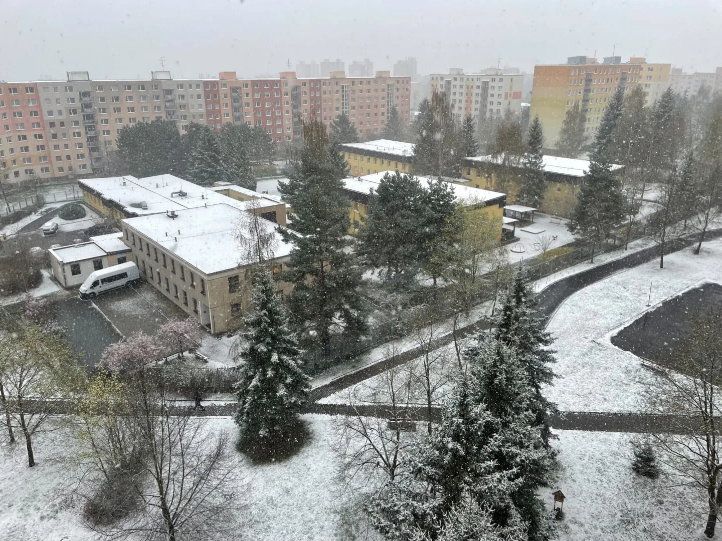 Sněžení ráno zkomplikovalo dopravu na Karlovarsku, provoz blokovaly kamiony