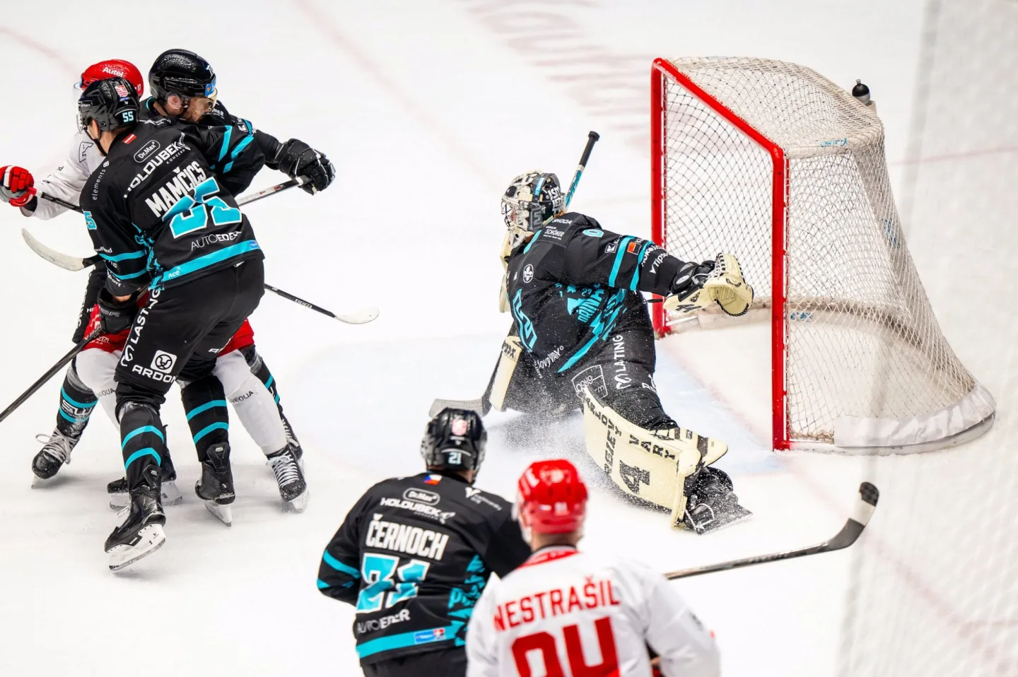 Konec play-off. Třinečtí hokejisté udolali Karlovy Vary a budou usilovat o sedmý titul.